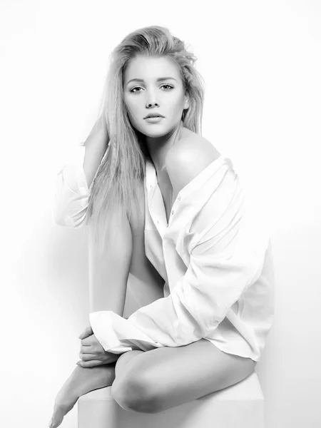 Sexy schöne junge Frau mit blonden Haaren — Stockfoto