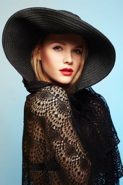 Şapkalı güzel ve genç birbayan. yaz moda güzellik sarışın kız