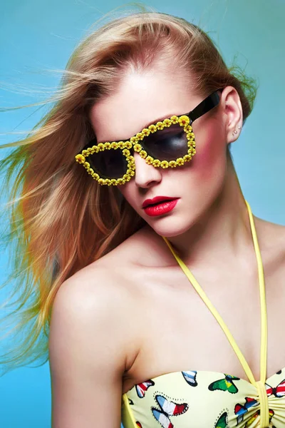 Mujer en Bikini y Gafas de Sol. Maquillaje de verano —  Fotos de Stock