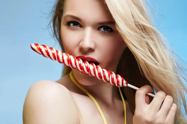 Krásná Sexy Žena Sladké Cukroví Blonďatá Dívka Letní Stravování Lízátko — Stock fotografie
