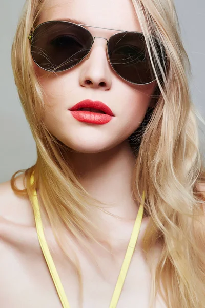 Όμορφη νεαρή γυναίκα με γυαλιά ηλίου — Φωτογραφία Αρχείου