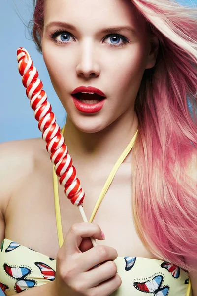 甘いお菓子と美しいセクシーな女性 ブロンド食べる夏の女の子のロリポップ 大人のおもちゃ — ストック写真