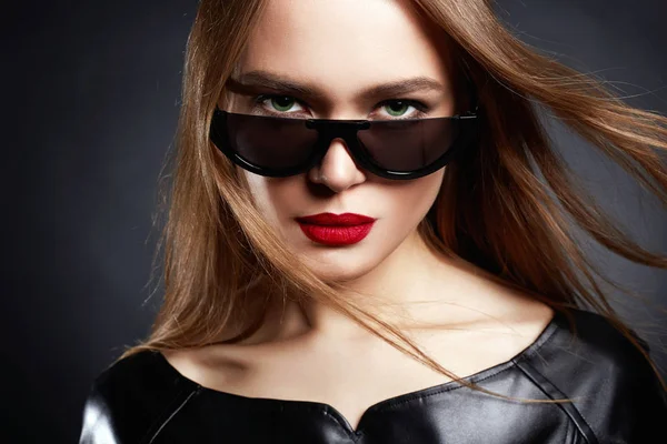 Schöne Frau in Sonnenbrille und Leder — Stockfoto
