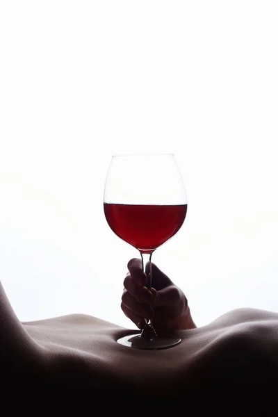 Copo de vinho tinto no corpo feminino nu — Fotografia de Stock
