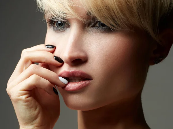 Semplice ragazza capelli biondi — Foto Stock