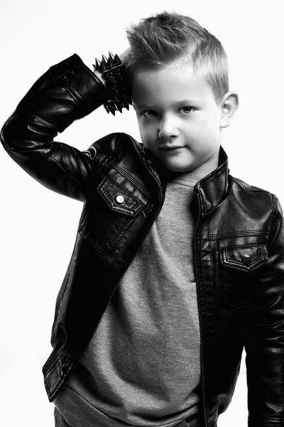 Niño de moda en abrigo de cuero. pequeño chico con estilo —  Fotos de Stock