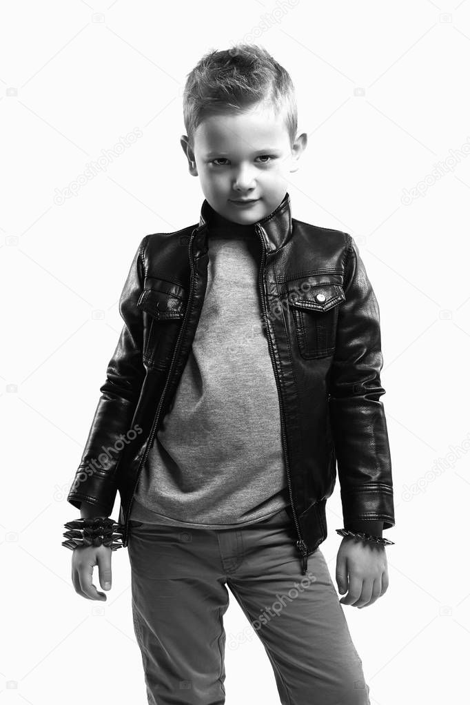 Bambino alla moda in cappotto di elegante bambino — Foto