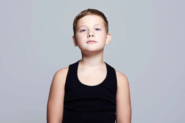 Portret van een kind. Grappig kind met blauwe ogen — Stockfoto