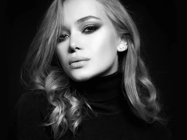 Portrait of Beautiful young woman in black — Stock Photo, Image