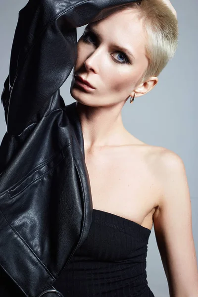 Mujer hermosa de moda con el pelo corto — Foto de Stock