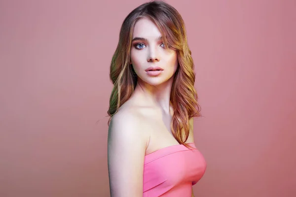 Hermosa joven rubia en rosa —  Fotos de Stock