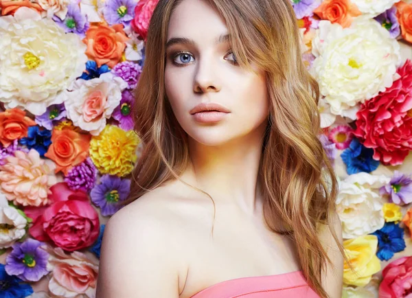 Belleza rubia chica en flores — Foto de Stock
