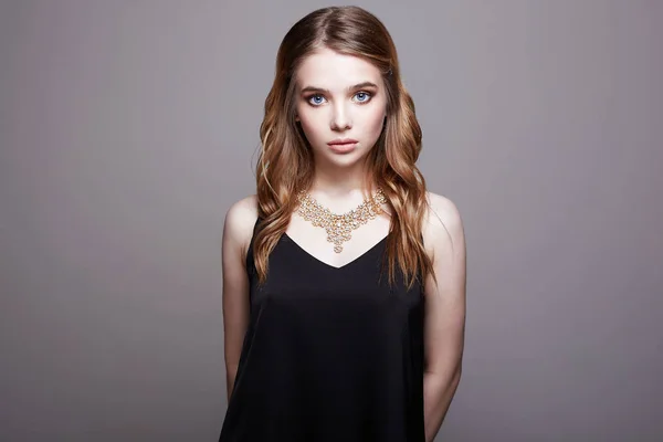 Ung vacker modell med halsband — Stockfoto