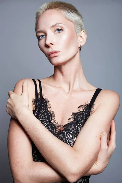 Rövid haj idős modell nő fehérnemű — Stock Fotó
