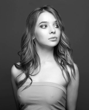 siyah beyaz portre güzel genç kadın