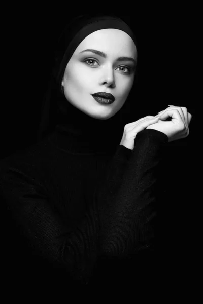 Retrato en blanco y negro de mujer hermosa —  Fotos de Stock
