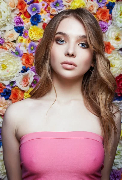 Hermosa chica rubia en flores —  Fotos de Stock