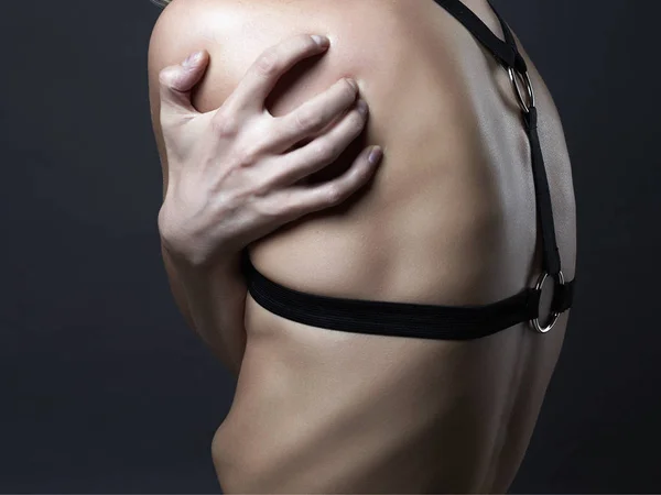 Vrouw terug. sexy lichaam meisje droeg zwaardriem — Stockfoto