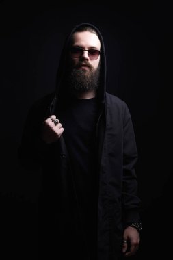 Hood ve gözlüklü adam. Kapüşonlu çocuk.