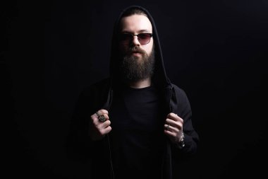 Hood ve gözlüklü adam. Kapüşonlu çocuk.