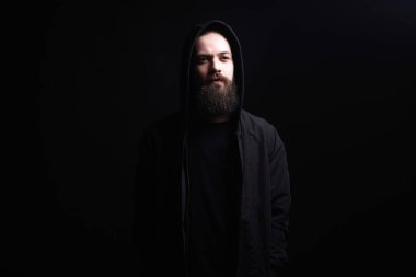 Başlıklı Yakışıklı Adam. Kapüşonlu kazaklı çocuk.