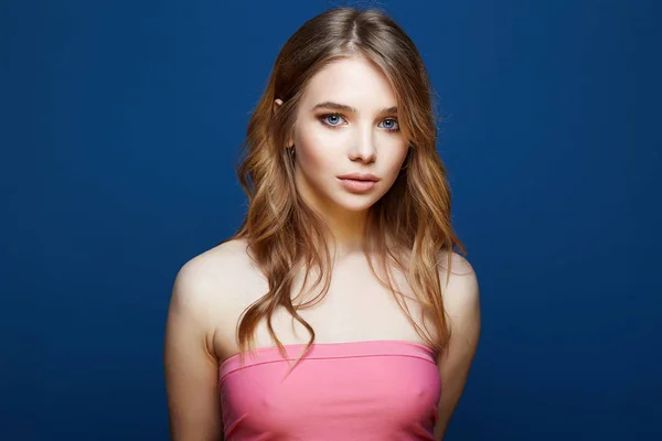 Modell flicka i rosa klänning mode porträtt — Stockfoto