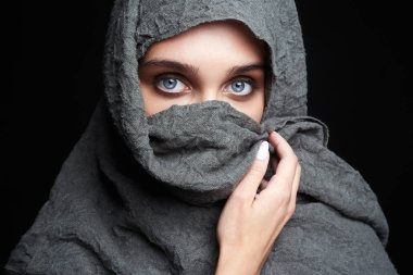 Güzel Arap kadın yüzünü tesettürle örtmüş.