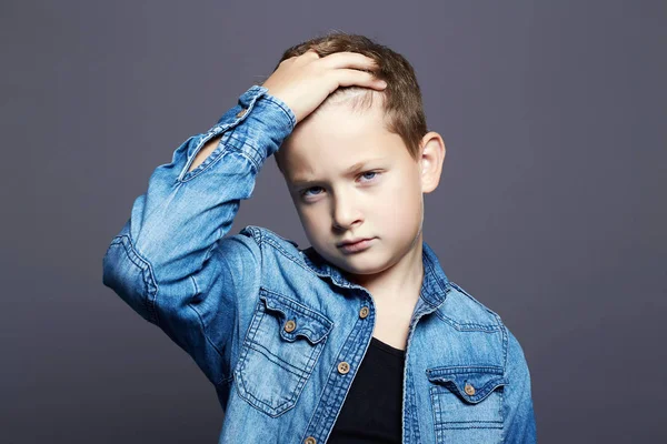 Ett barnporträtt. stilig liten pojke i jeans — Stockfoto