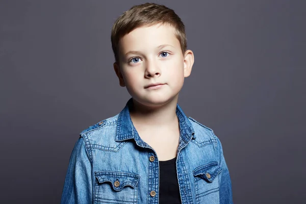 Retrato de niño. niño guapo en jeans —  Fotos de Stock