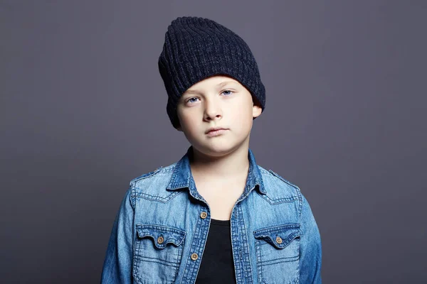 Çocuk portresi. Kotlu ve şapkalı küçük yakışıklı çocuk. — Stok fotoğraf