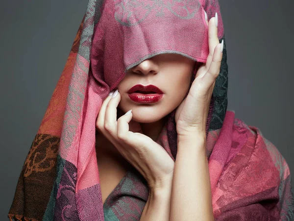 Hermosa mujer en el velo de color. labios rojos chica . —  Fotos de Stock