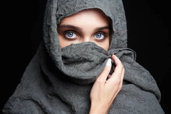 Bela mulher árabe cobrir seu rosto com hijab — Fotografia de Stock