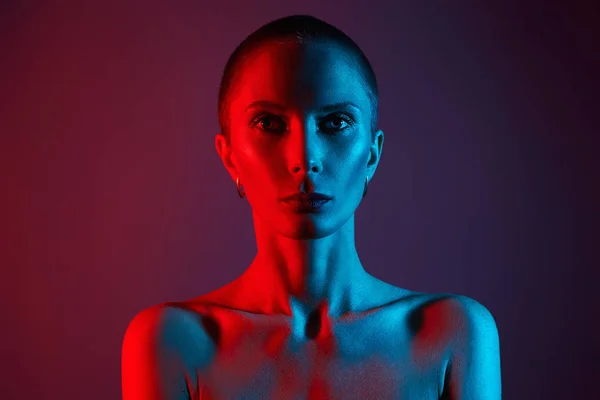 Bela mulher careca em luzes coloridas. Design de arte, menina colorida — Fotografia de Stock