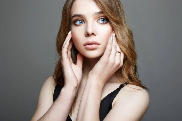 Retrato de mujer hermosa joven. Ojos azules — Foto de Stock