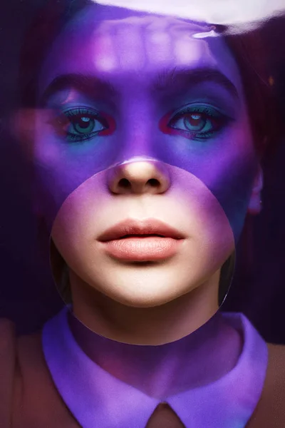 Krásná dívka s barevným make-up za barevným filmem — Stock fotografie