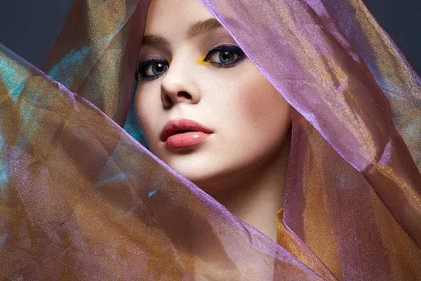 Красивая молодая женщина в цветной вуали. портрет красоты — стоковое фото