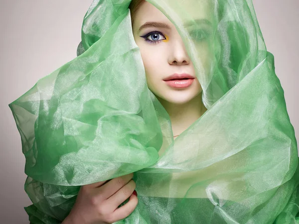 Hermosa mujer joven en velo de seda verde. chica de maquillaje colorido —  Fotos de Stock