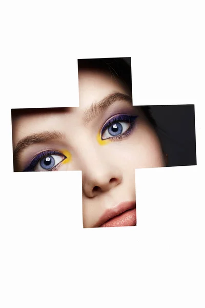 Viso femminile con trucco a colori in foro di carta. concetto di make-up — Foto Stock