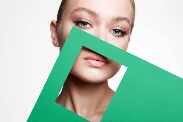 Hermosa mujer joven con papel de color — Foto de Stock