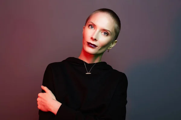 Röda läppar makeup flicka med kort hår — Stockfoto