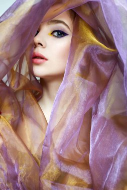 Renkli makyajlı güzel bir kız.