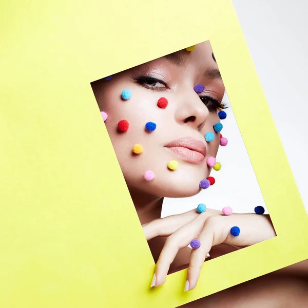 Mädchen mit bunten Kugeln im Gesicht. Make-up-Konzept — Stockfoto