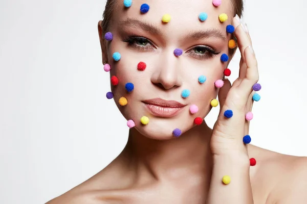 Menina sorridente bonita com maquiagem bolas coloridas — Fotografia de Stock