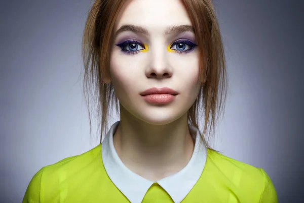 Красота портрет девушки с красочным макияжем — стоковое фото