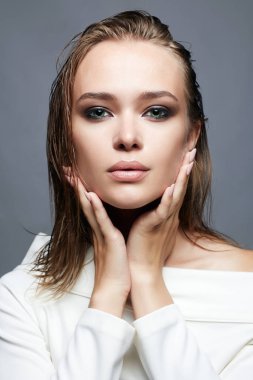 Şehvetli, ıslak genç bir kadın.