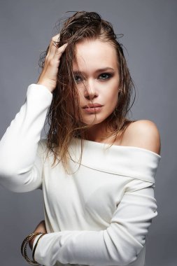 Şehvetli, ıslak genç bir kadın.