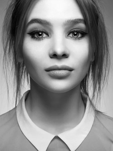 Retrato preto e branco de menina adolescente — Fotografia de Stock