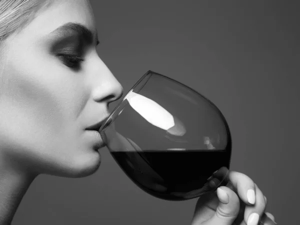 Bella giovane donna con vino rosso — Foto Stock