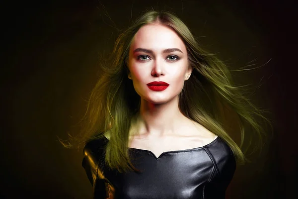 Mulher com cabelo saudável na cor Luz — Fotografia de Stock