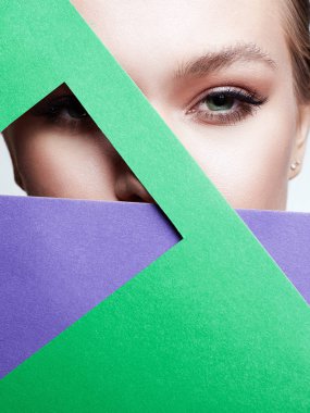 Yeşil kağıtlı güzel bir genç kadın.